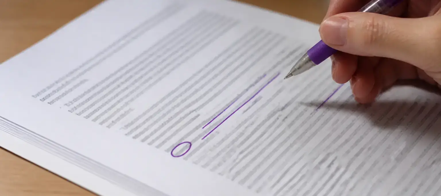 Une copie annotée d’un trait violet, avec une phrase longue soulignée et un mot d’articulation entouré