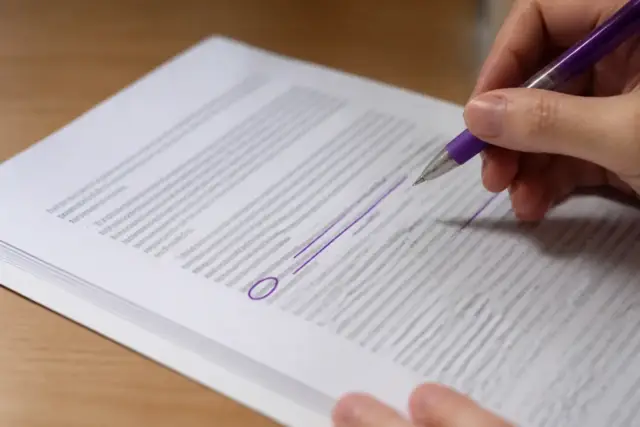 Une copie annotée d’un trait violet, avec une phrase longue soulignée et un mot d’articulation entouré
