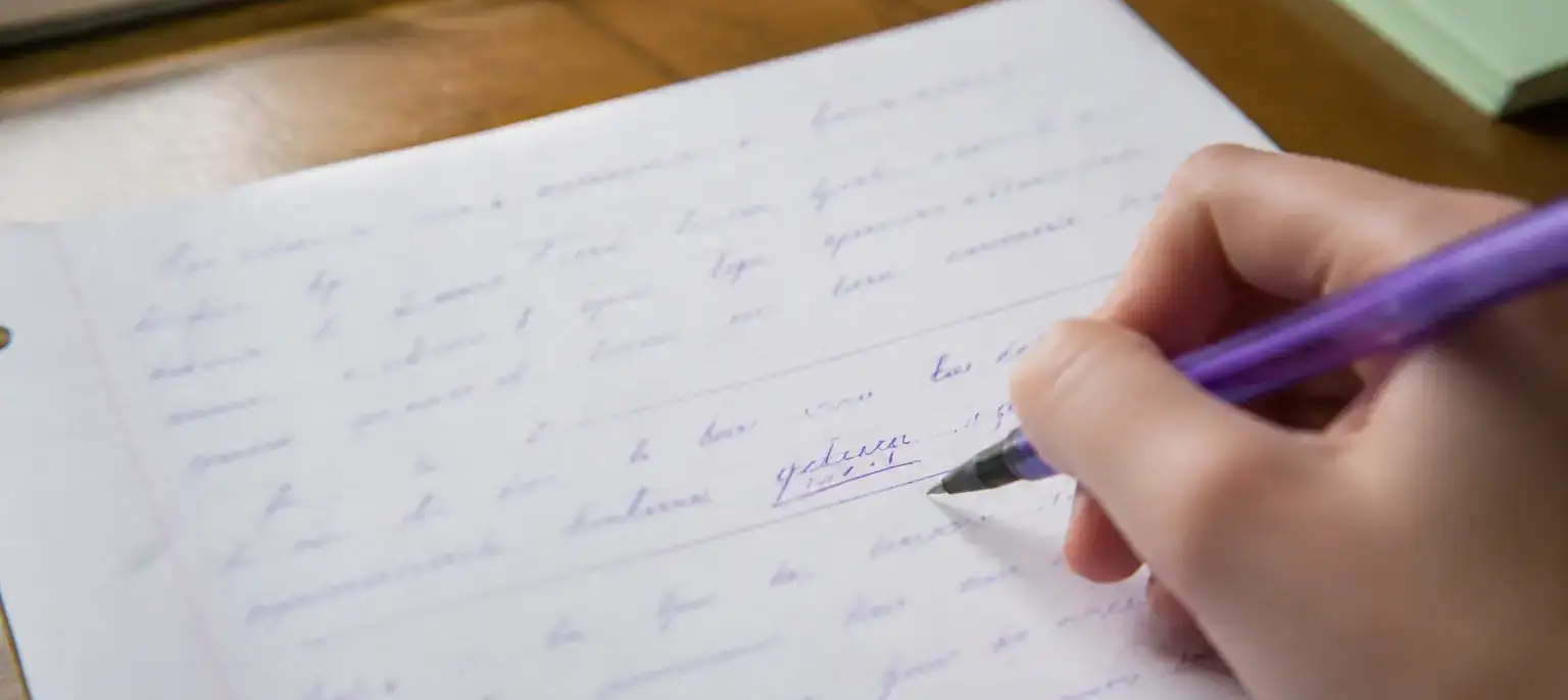 Un en-tête de lettre manuscrit, le mot « objet » souligné à l’encre violette