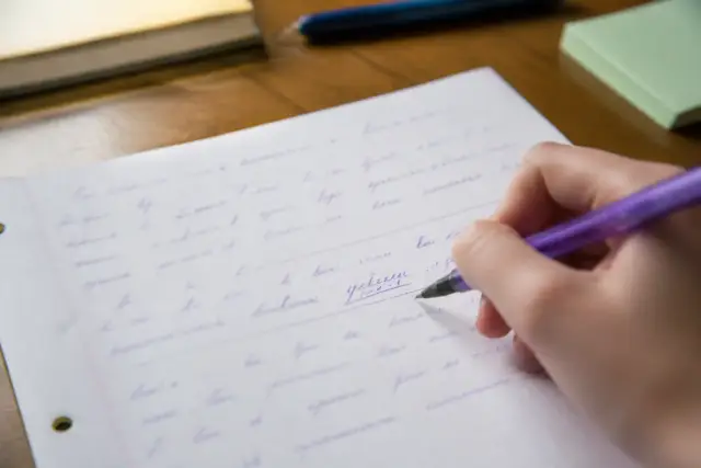 Un en-tête de lettre manuscrit, le mot « objet » souligné à l’encre violette