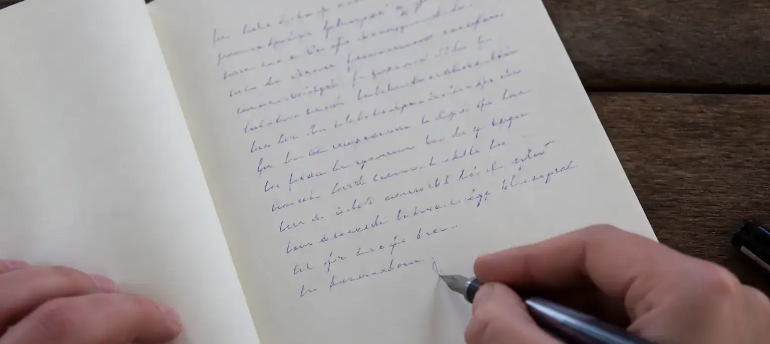 Un message manuscrit terminé par un seul mot, tracé à l’encre violette au bas de la page
