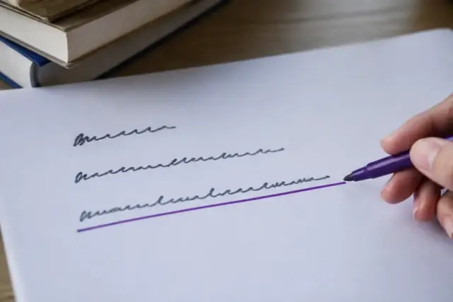 Trois versions d’une même phrase superposées sur une page, la plus longue soulignée à l’encre violette