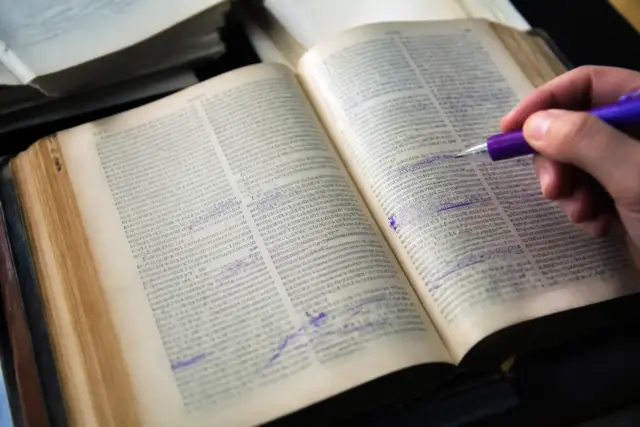 Une page de dictionnaire ancien annotée à l’encre violette, une entrée soulignée