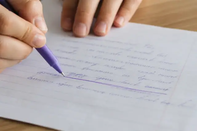 Deux phrases voisines, l’une soulignée à l’encre violette, sur une feuille de brouillon