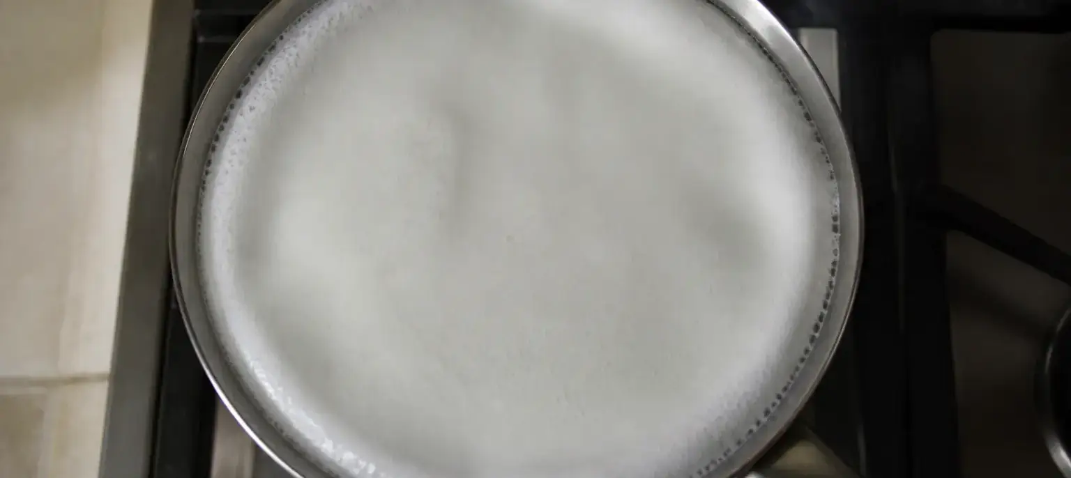 Une casserole de lait qui monte, vue de dessus, annotée à l’encre violette