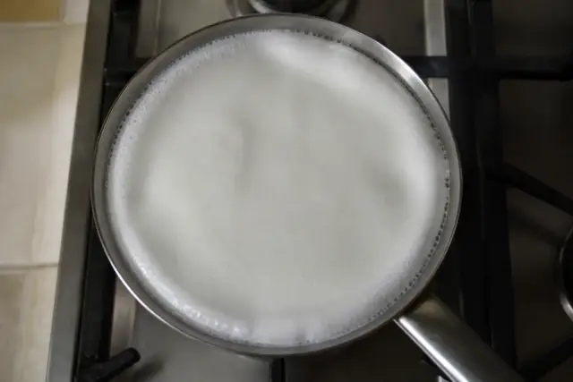 Une casserole de lait qui monte, vue de dessus, annotée à l’encre violette