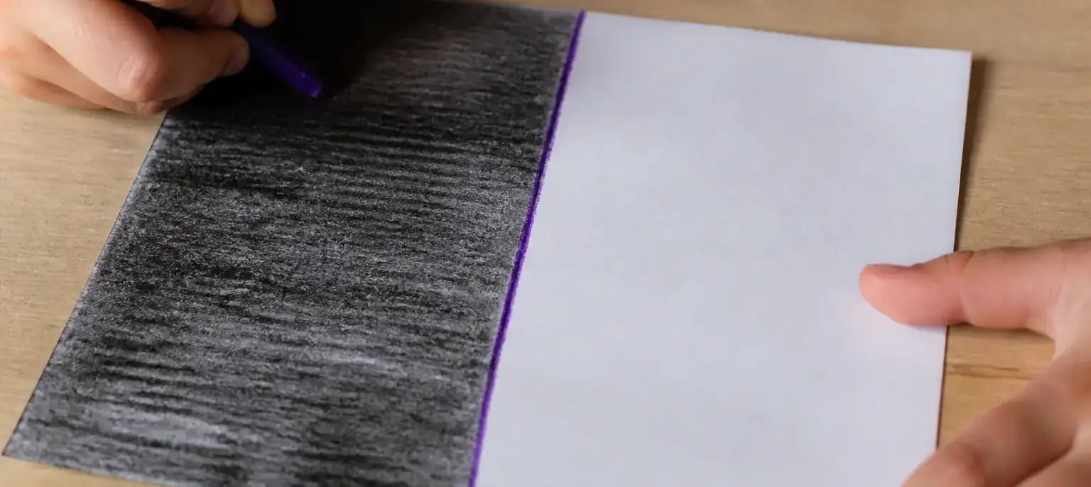 Une feuille blanche à moitié noircie, partagée par un trait violet vertical