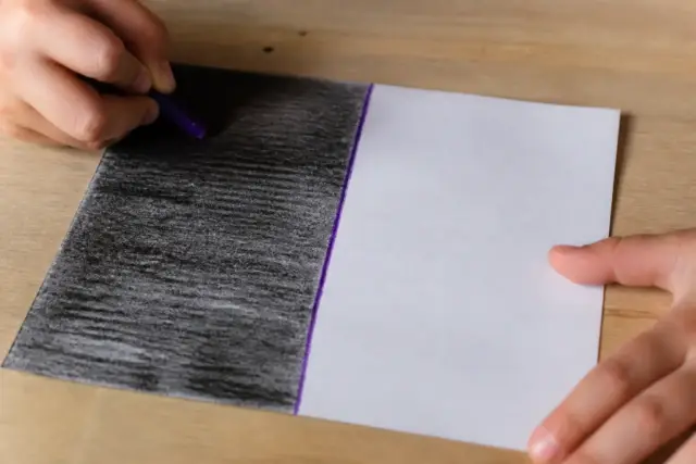 Une feuille blanche à moitié noircie, partagée par un trait violet vertical