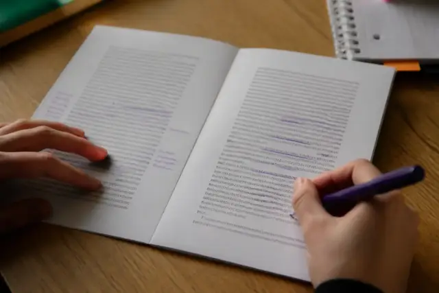 Deux colonnes de texte imprimé aux lignes alignées, annotées à l’encre violette