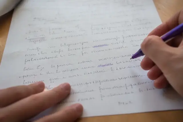 Une feuille manuscrite où le même mot est souligné trois fois à l’encre violette