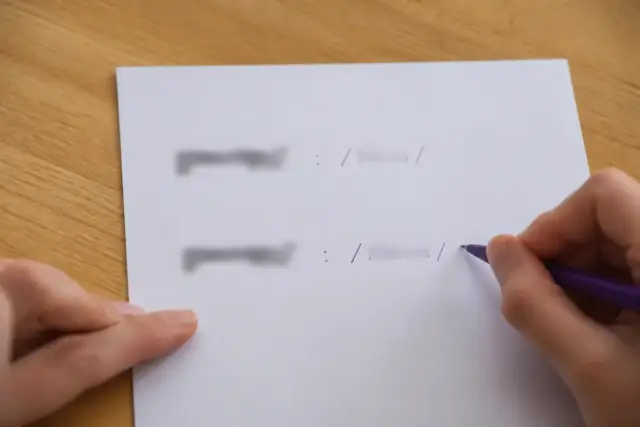 Un mot imprimé deux fois sur une feuille, avec deux prononciations notées à l’encre violette