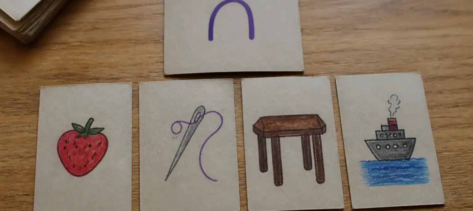 Quatre fiches de carton portant des mots différents, rangées sous une même lettre phonétique à l’encre violette