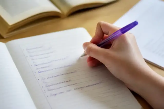 Une liste de consignes écrites à l’encre violette, chaque verbe en tête de ligne