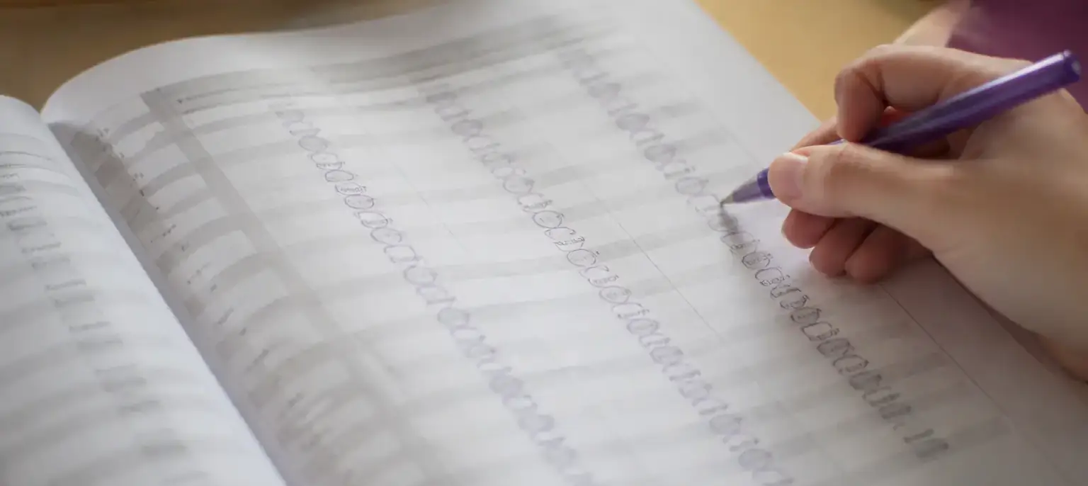 Un tableau de verbes où les terminaisons du subjonctif sont entourées à l’encre violette