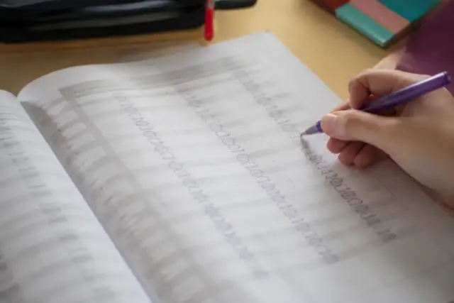 Un tableau de verbes où les terminaisons du subjonctif sont entourées à l’encre violette